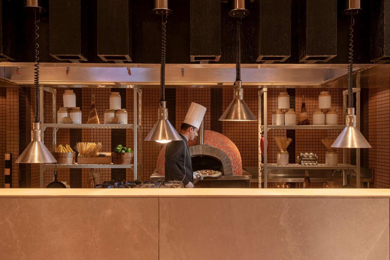 Radisson Blu Hotel Αμριτσάρ Εξωτερικό φωτογραφία A chef working in a restaurant kitchen