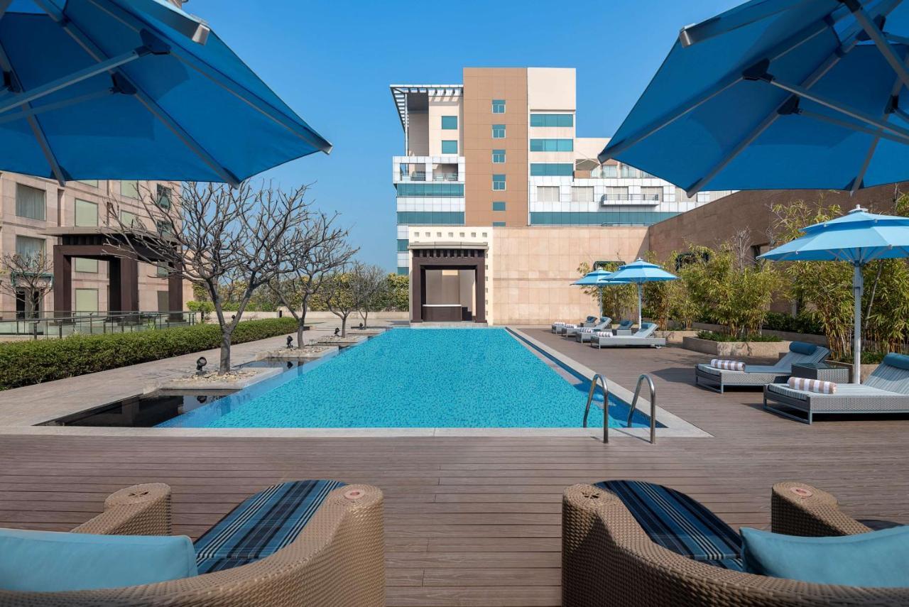 Radisson Blu Hotel Αμριτσάρ Εξωτερικό φωτογραφία The pool at the hotel