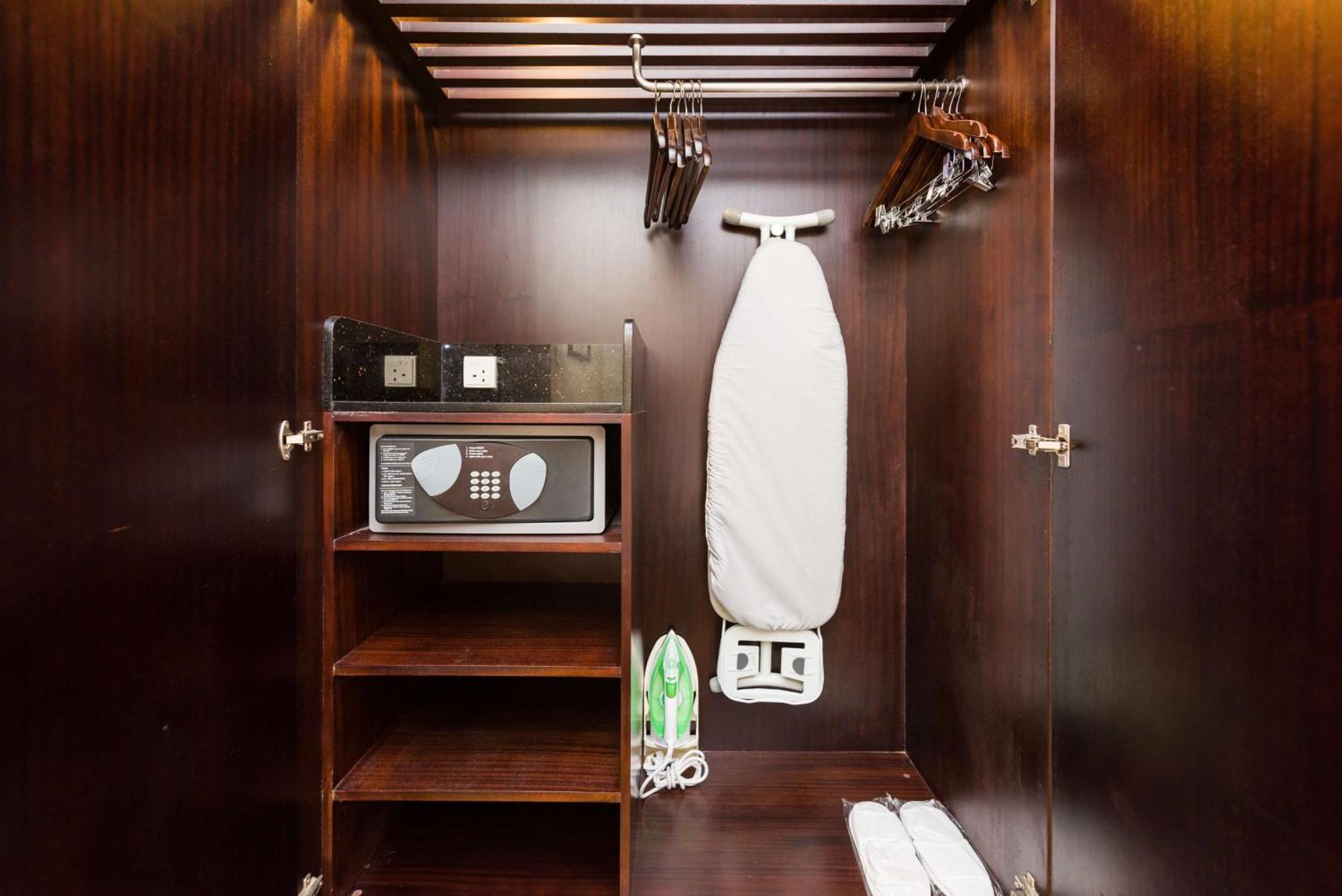 Radisson Blu Hotel Αμριτσάρ Εξωτερικό φωτογραφία A hotel room wardrobe with a safe