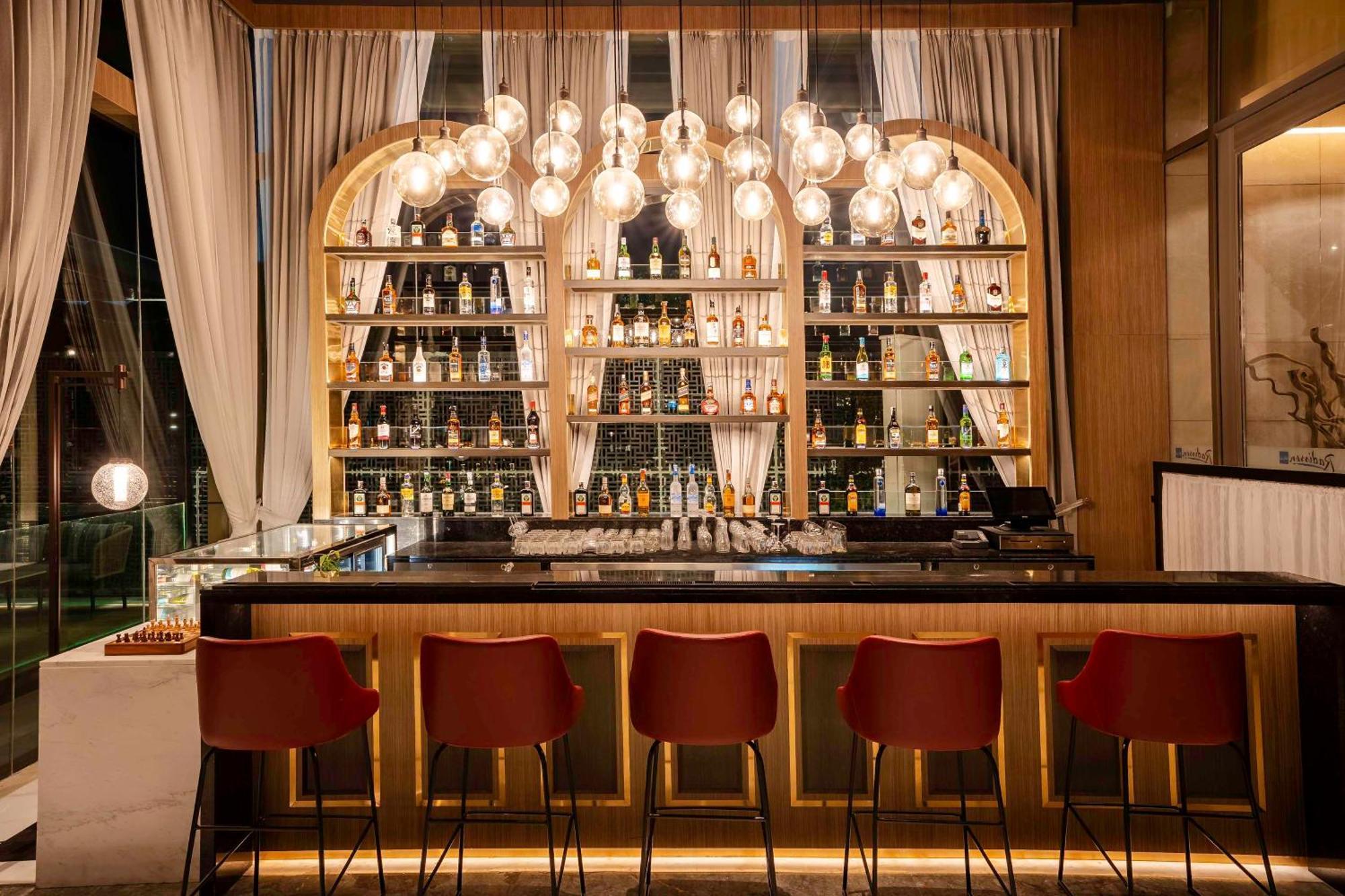 Radisson Blu Hotel Αμριτσάρ Εξωτερικό φωτογραφία The bar at the 101 Skybar