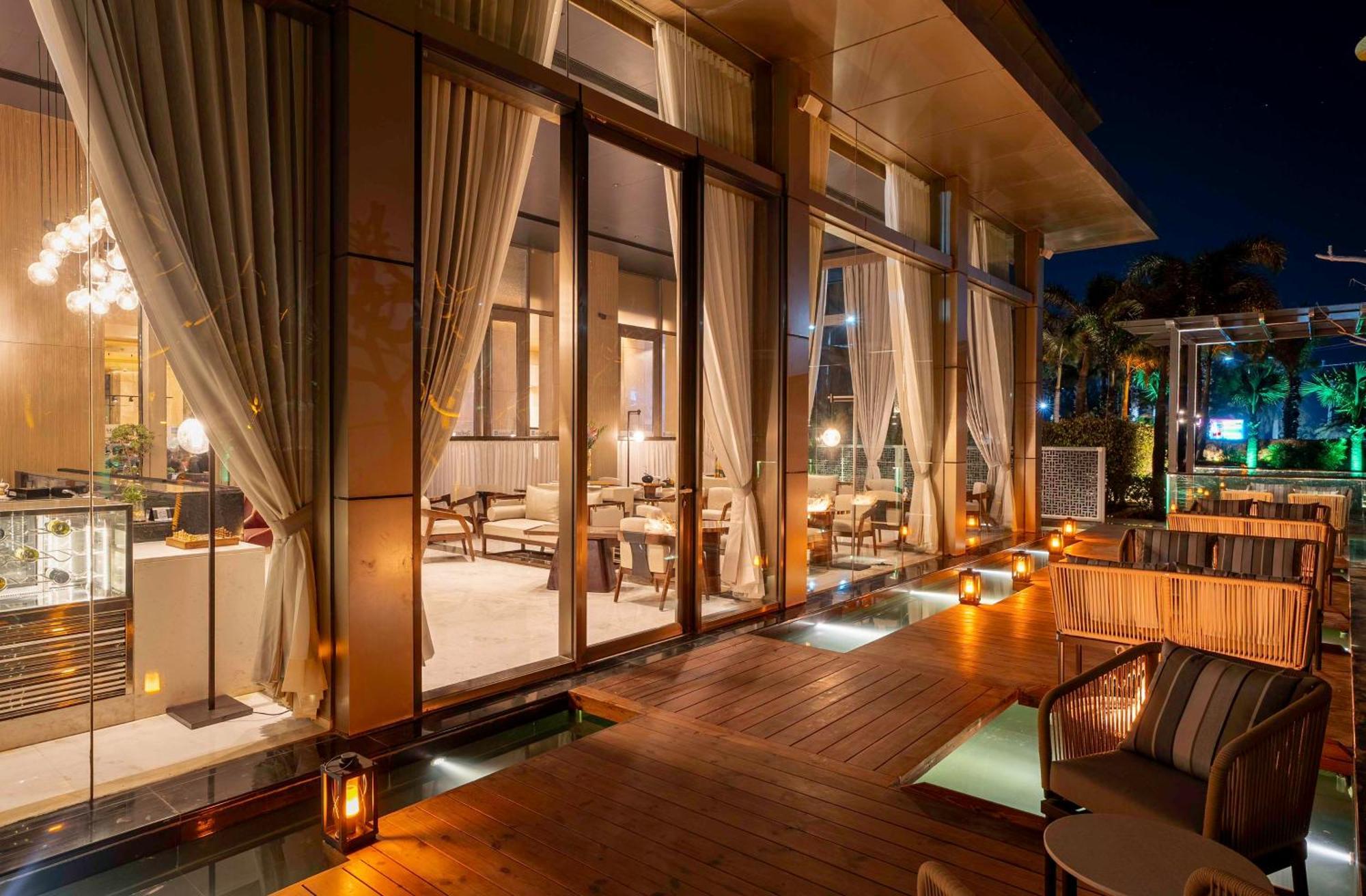 Radisson Blu Hotel Αμριτσάρ Εξωτερικό φωτογραφία The Deck