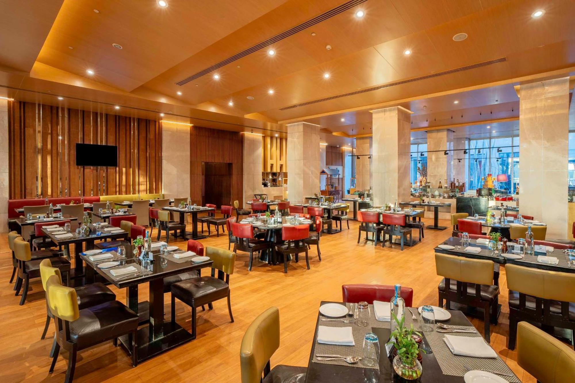 Radisson Blu Hotel Αμριτσάρ Εξωτερικό φωτογραφία The restaurant