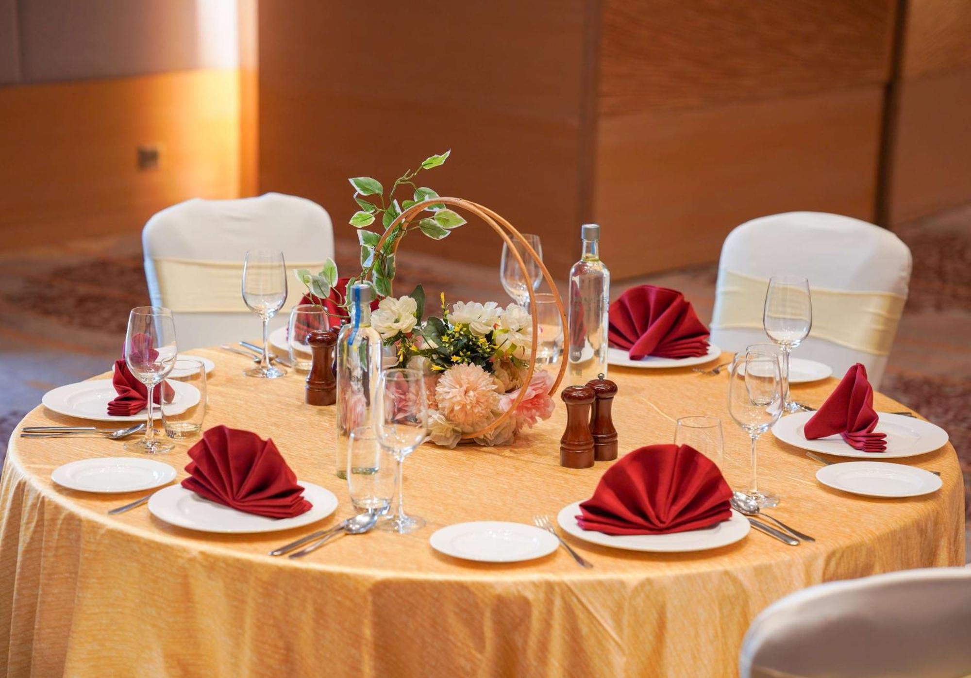 Radisson Blu Hotel Αμριτσάρ Εξωτερικό φωτογραφία A table set for a formal dinner