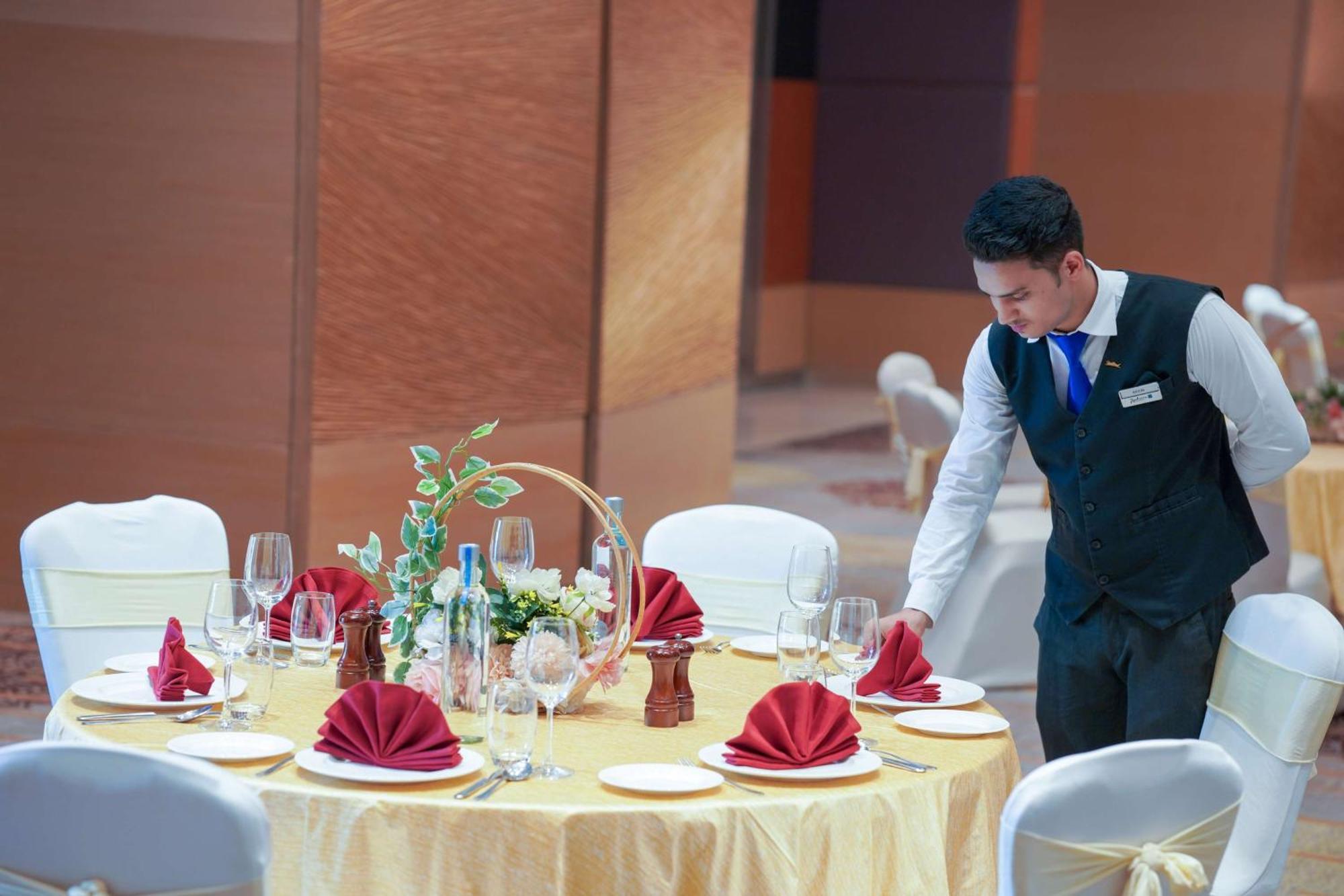 Radisson Blu Hotel Αμριτσάρ Εξωτερικό φωτογραφία A restaurant server
