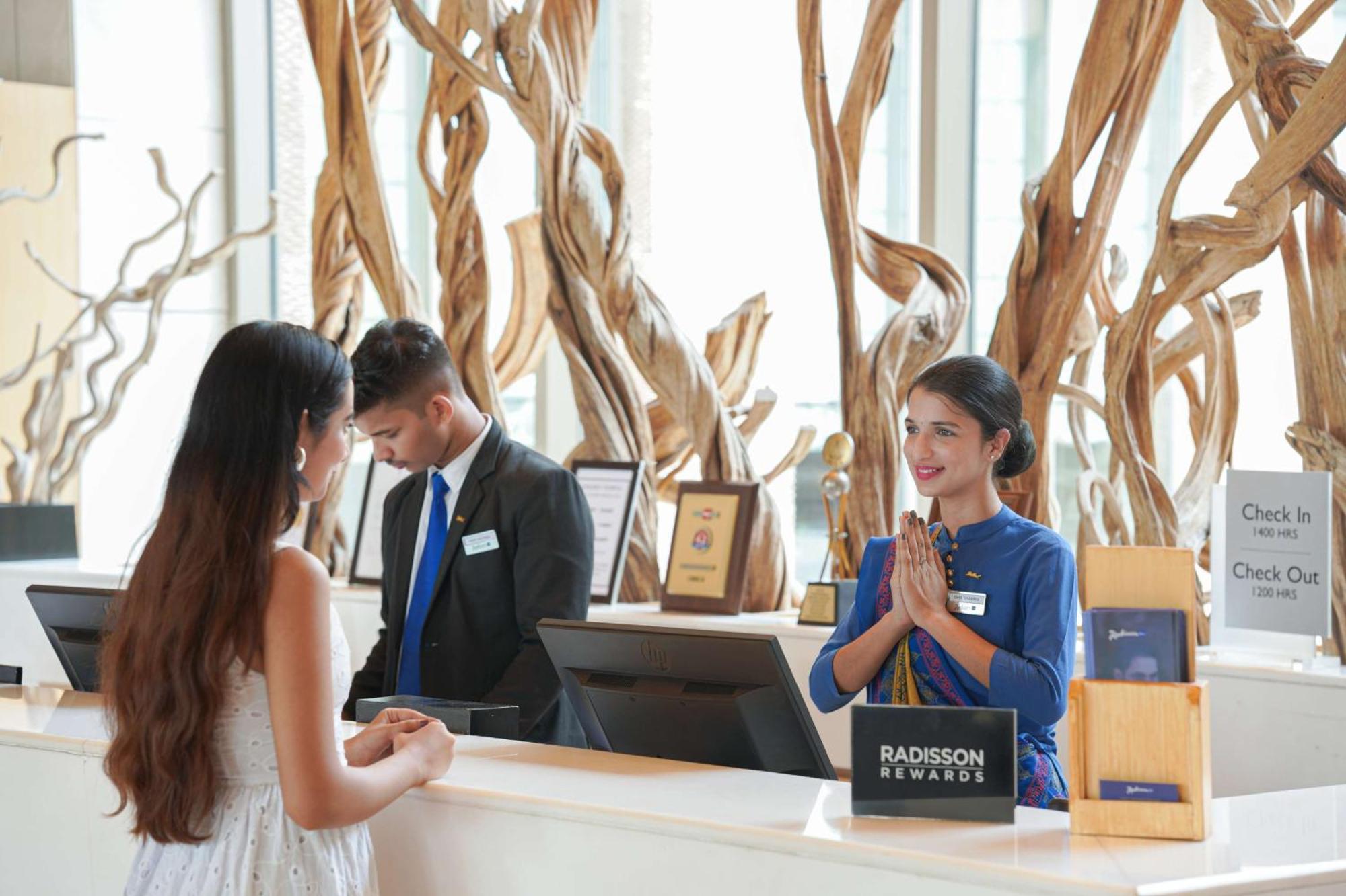 Radisson Blu Hotel Αμριτσάρ Εξωτερικό φωτογραφία A hotel receptionist at work