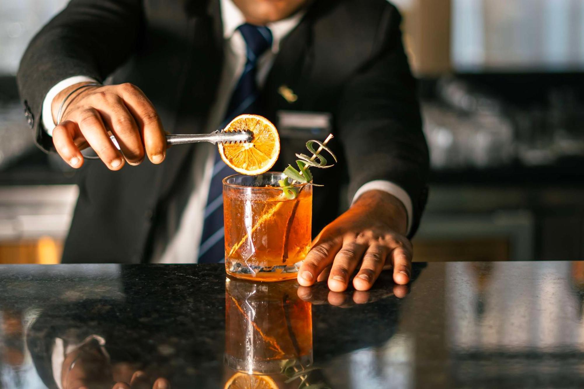 Radisson Blu Hotel Αμριτσάρ Εξωτερικό φωτογραφία A bartender preparing a cocktail