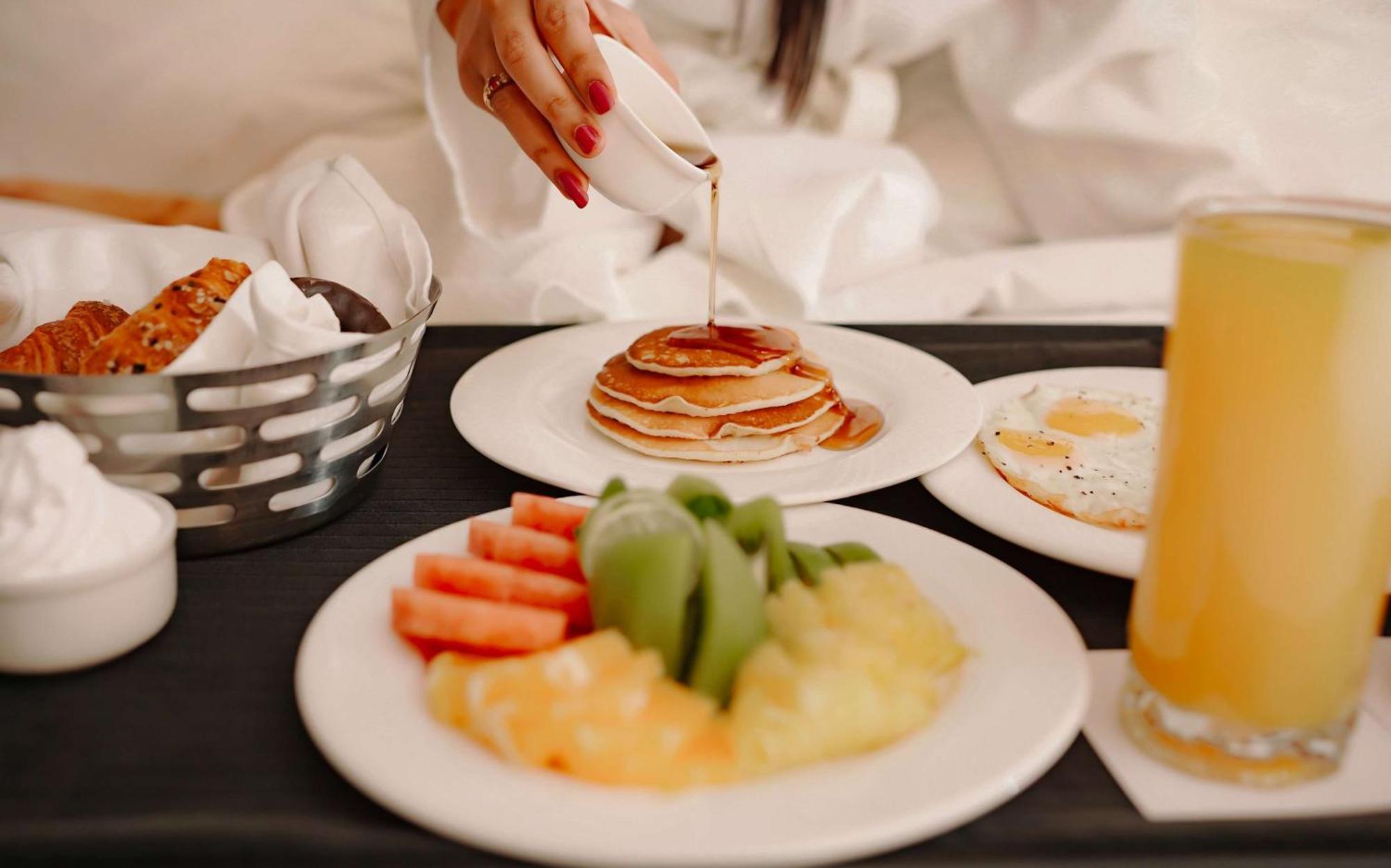 Radisson Blu Hotel Αμριτσάρ Εξωτερικό φωτογραφία A woman pouring maple syrup on a stack of pancakes
