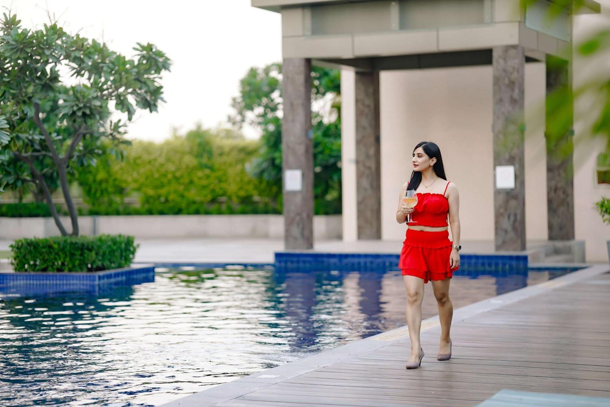 Radisson Blu Hotel Αμριτσάρ Εξωτερικό φωτογραφία A woman walking by a pool