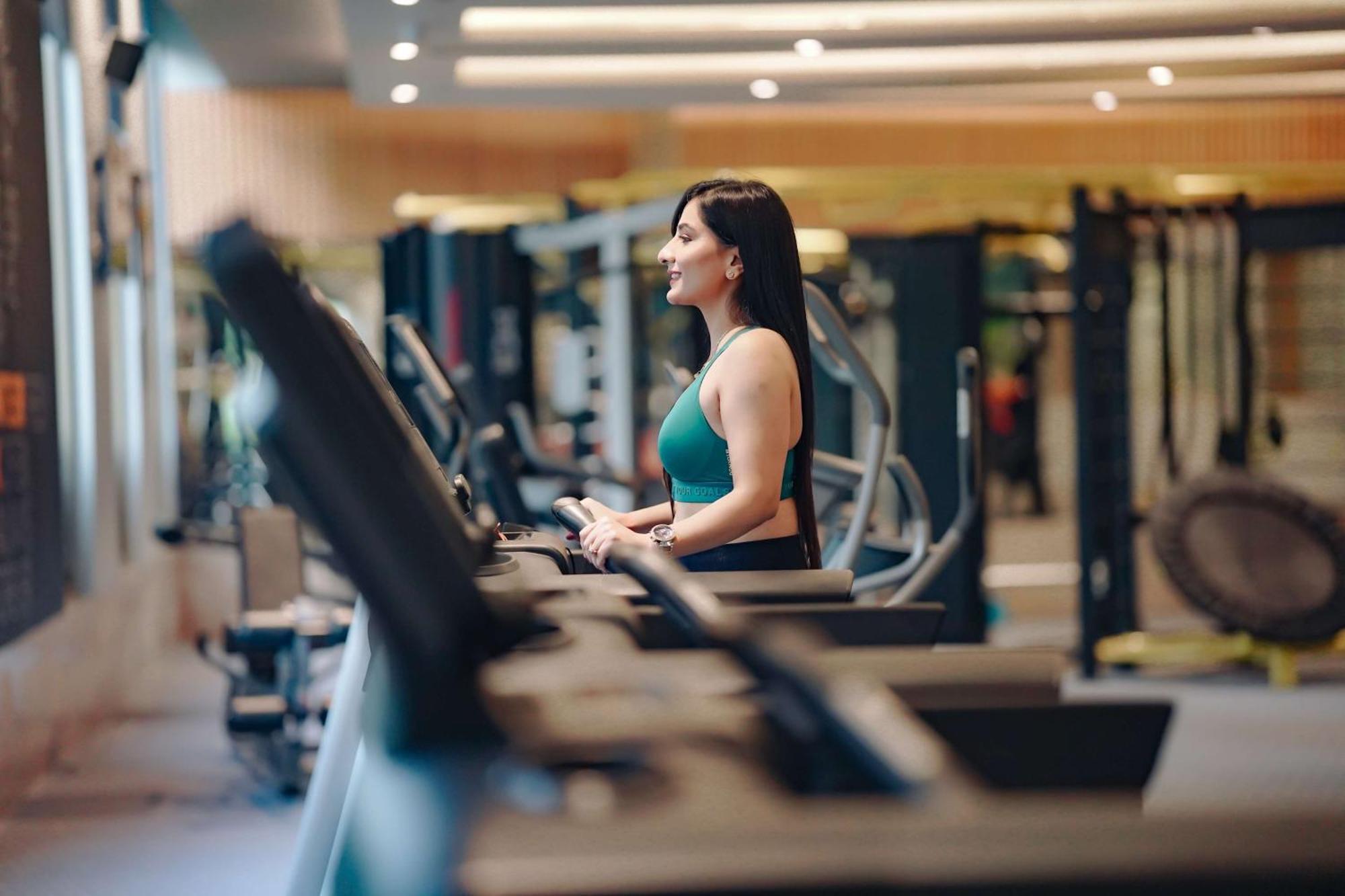 Radisson Blu Hotel Αμριτσάρ Εξωτερικό φωτογραφία A woman on a treadmill