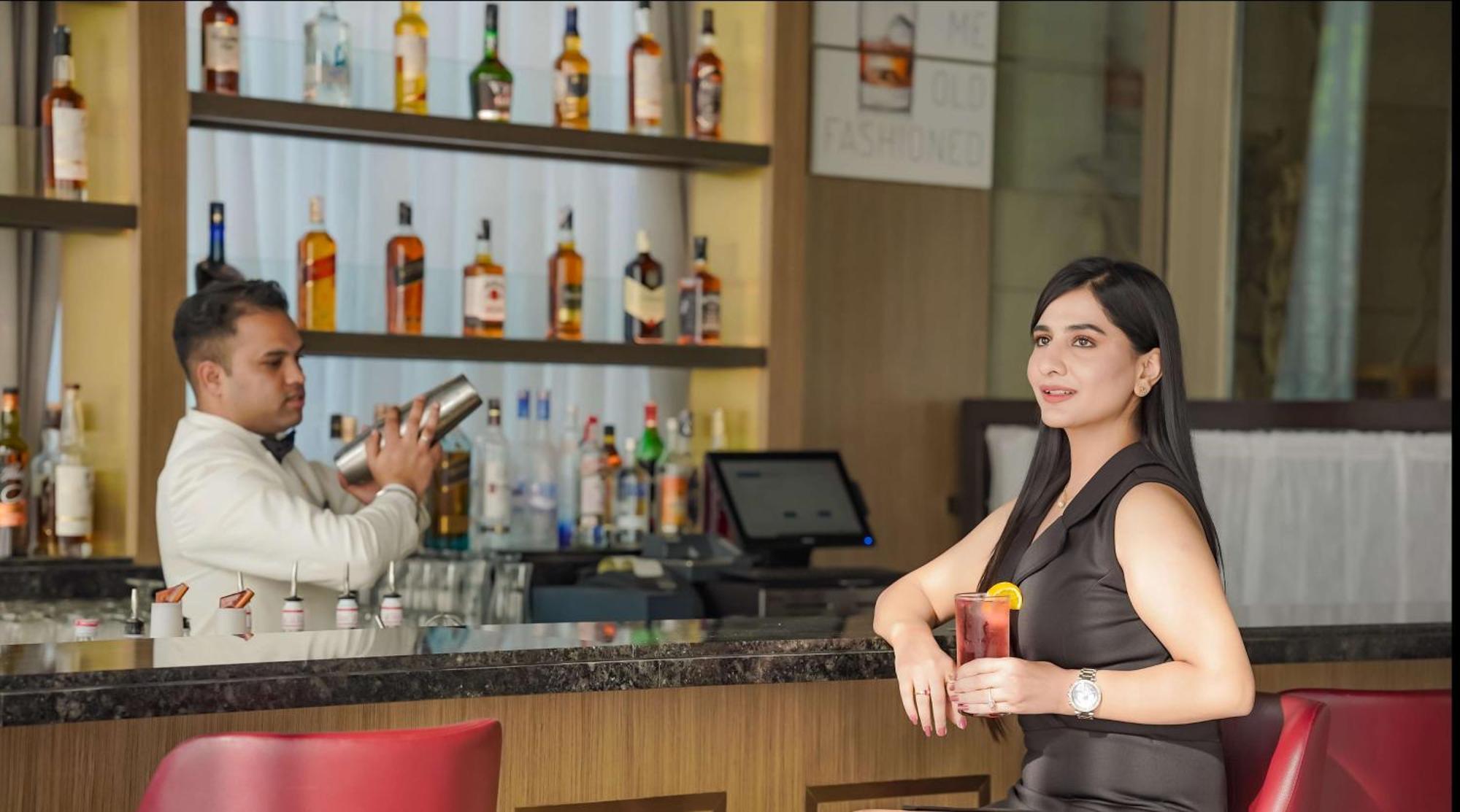 Radisson Blu Hotel Αμριτσάρ Εξωτερικό φωτογραφία A woman at a bar