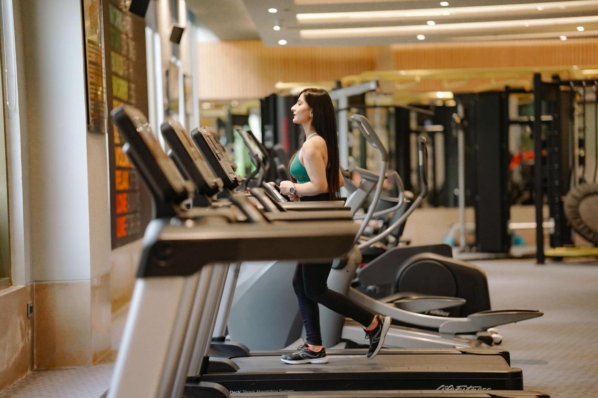 Radisson Blu Hotel Αμριτσάρ Εξωτερικό φωτογραφία A woman on a treadmill